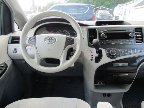 Used 2013 Toyota Sienna LE w/ Towing Pkg FWD image 21