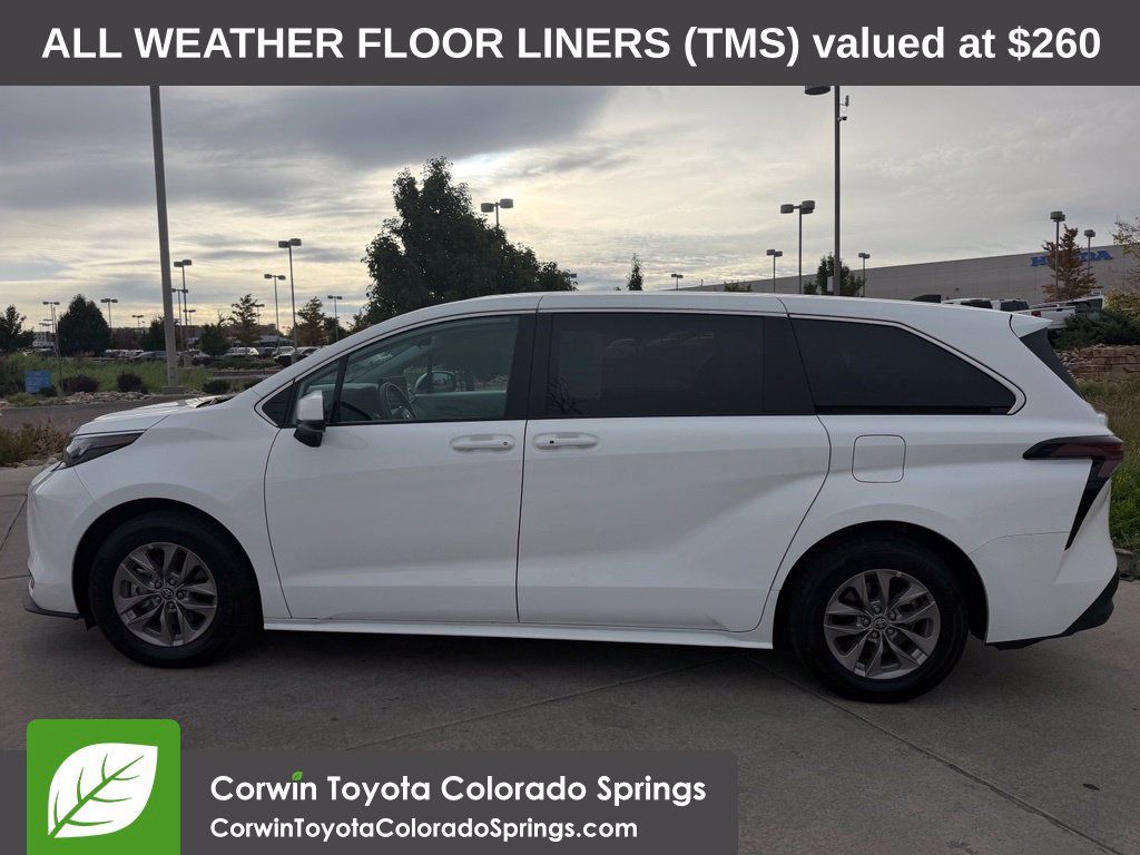 Used 2025 Toyota Sienna LE AWD/4WD image 4