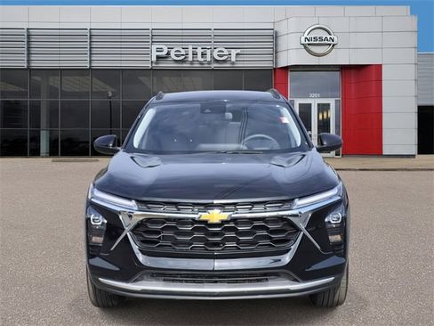 Used 2025 Chevrolet Trax LT image 2