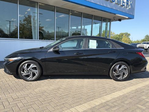 Used 2025 Hyundai Elantra Limited FWD image 2