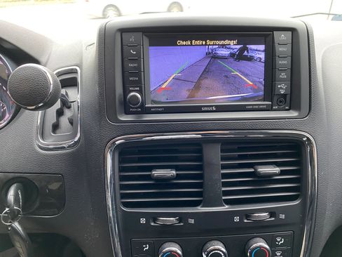 Used 2019 Dodge Grand Caravan SE w/ UConnect Hands-Free Group image 21