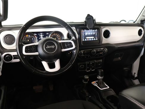 Used 2019 Jeep Wrangler Unlimited Sahara image 2