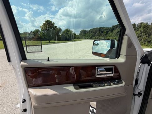 Used 2014 Lincoln Navigator 4WD image 24