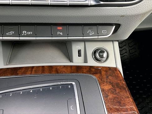 Used 2020 Audi Q5 e Premium Plus w/ Premium Plus Package image 30