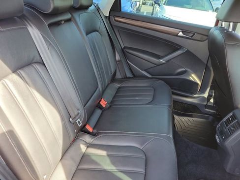 Certified 2022 Volkswagen Passat 2.0T image 10