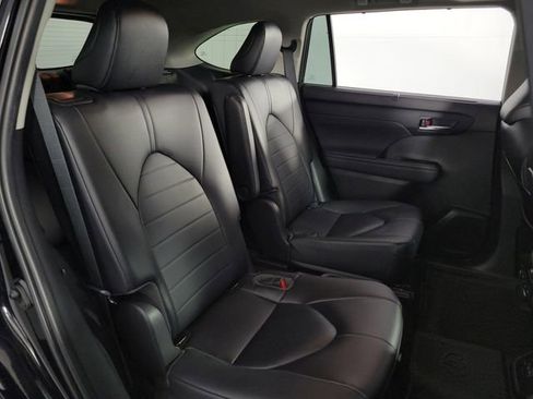 Used 2023 Toyota Highlander XLE FWD image 17