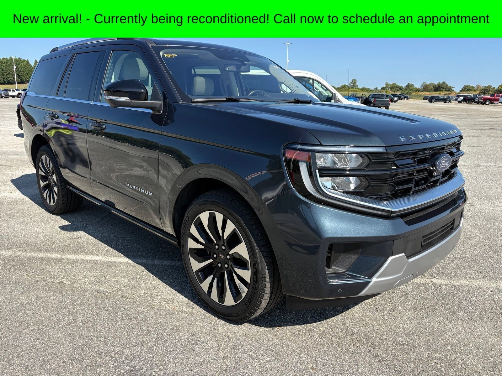 Used 2025 Ford Expedition Platinum w/ Driver's Package AWD/4WD image 1