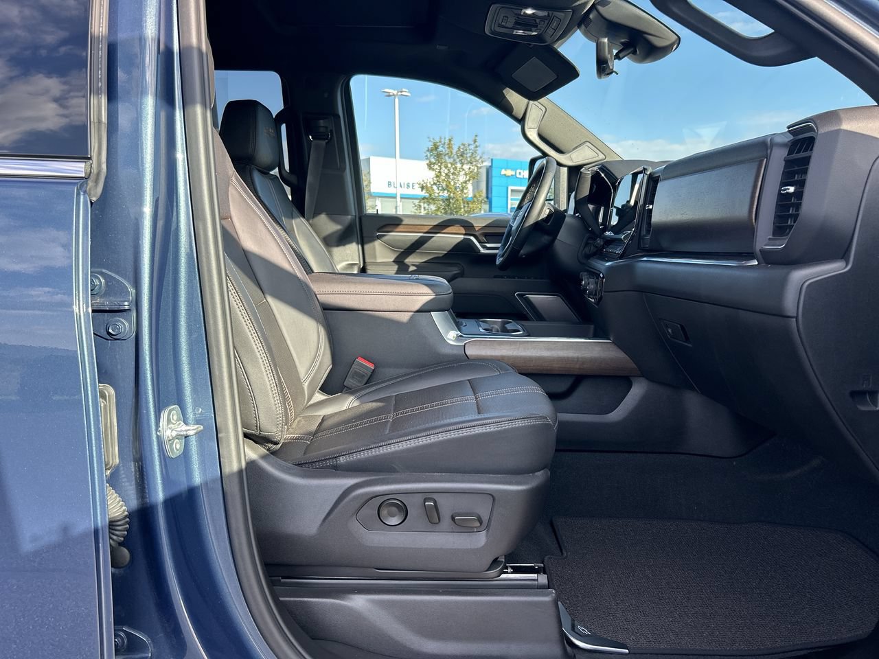 Used 2025 Chevrolet Silverado 2500 High Country w/ High Country Premium Package AWD/4WD image 17