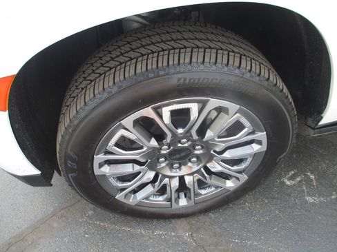 Used 2024 GMC Yukon XL Denali Ultimate AWD/4WD image 15