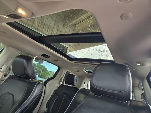 Used 2020 Chrysler Pacifica Limited FWD image 6