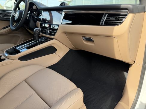 Certified 2025 Porsche Macan AWD/4WD image 14