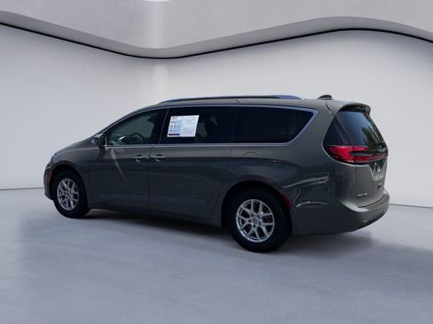 Used 2021 Chrysler Pacifica Touring-L FWD image 3