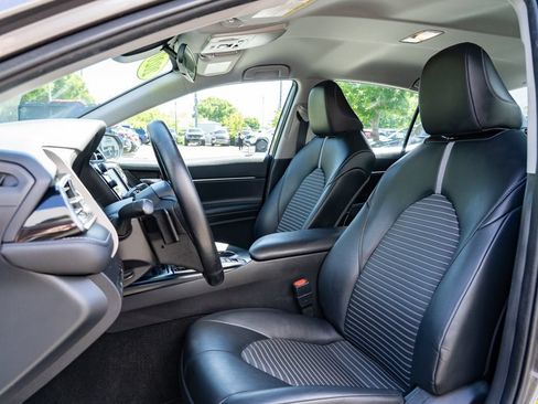 Used 2020 Toyota Camry SE FWD image 21