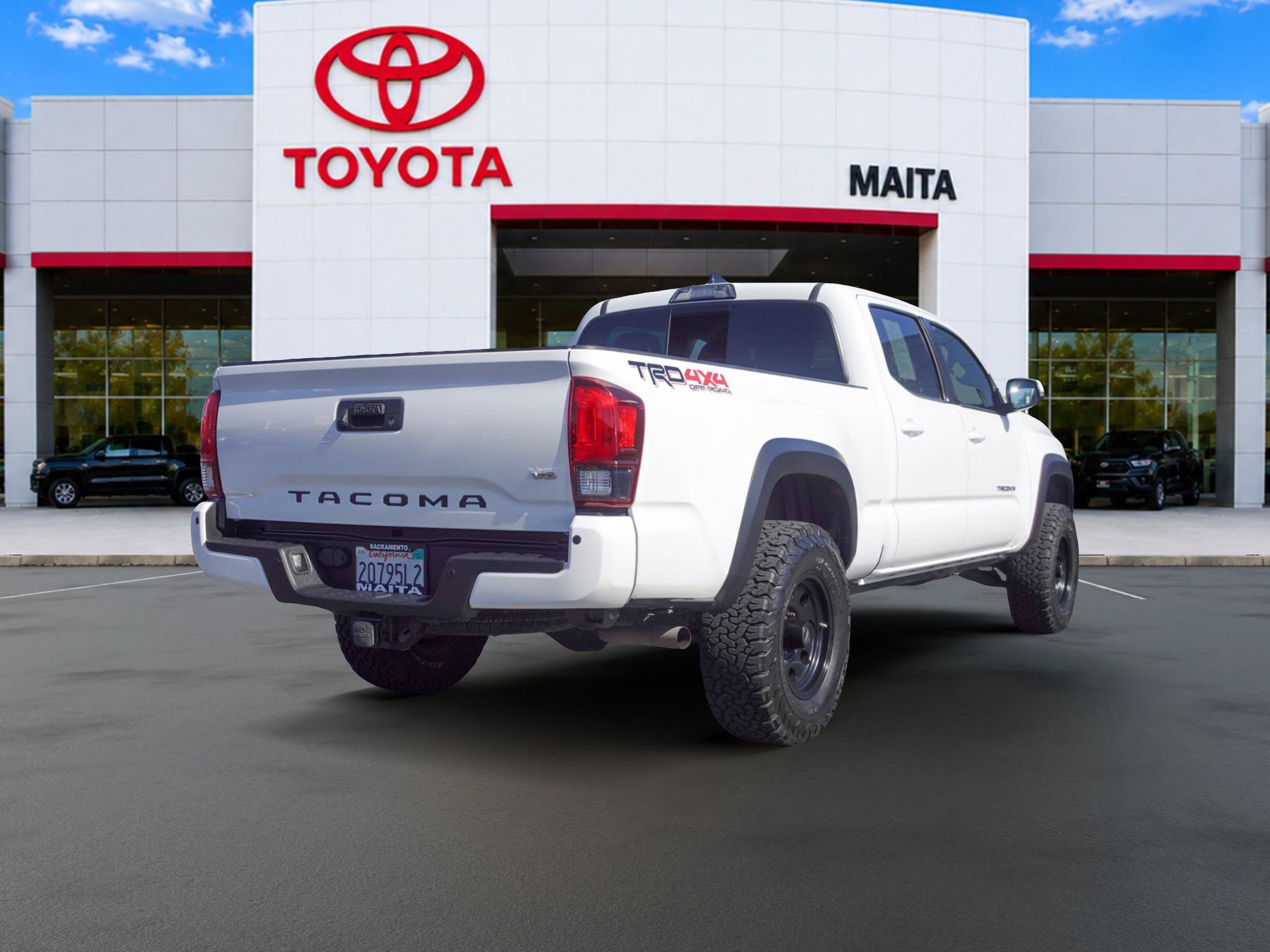 Used 2018 Toyota Tacoma TRD Off-Road w/ Technology Package AWD/4WD image 3