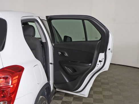 Used 2022 Chevrolet Trax LS image 18