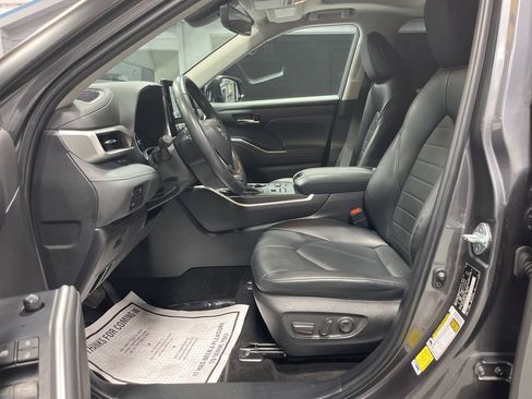 Used 2023 Toyota Highlander XLE AWD/4WD image 10