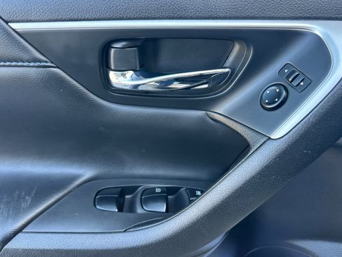 Used 2016 Nissan Altima 2.5 SR w/ LED Appearance Package image 13