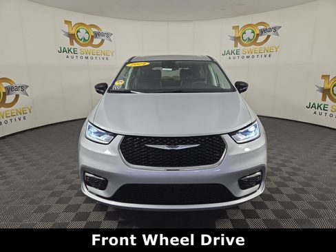Used 2024 Chrysler Pacifica Limited FWD image 2