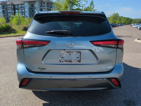 Used 2023 Toyota Highlander Limited FWD image 5