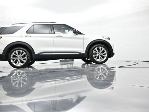 Used 2023 Ford Explorer Platinum w/ Technology Package image 30