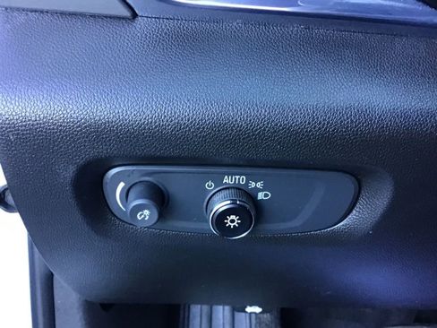 Used 2023 Chevrolet Traverse LT image 20