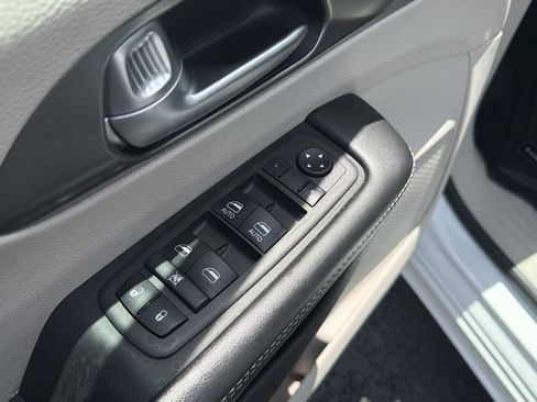 Used 2024 Chrysler Pacifica Touring-L FWD image 23