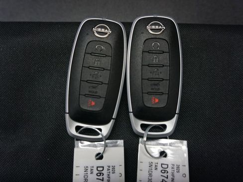 Used 2025 Nissan Pathfinder Platinum FWD image 22