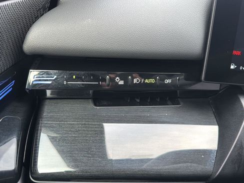 Used 2025 BMW 530i xDrive w/ Premium Package image 30