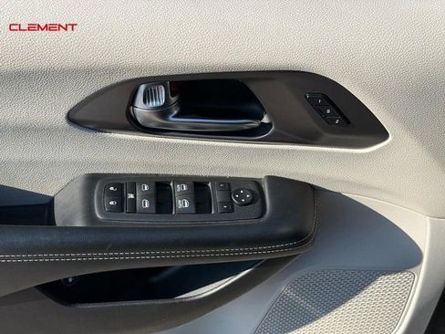 Used 2022 Chrysler Pacifica Touring-L FWD image 18