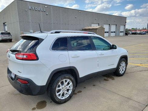 Used 2018 Jeep Cherokee Latitude Plus w/ Cold Weather Group AWD/4WD image 3