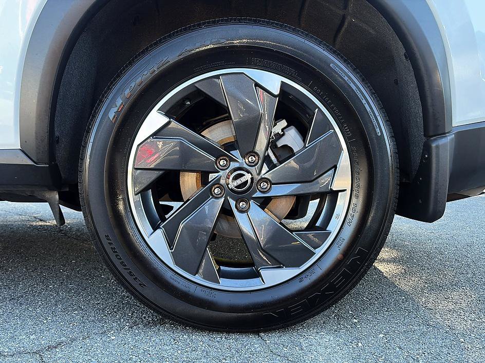 Certified 2025 Nissan Rogue SV AWD/4WD image 11