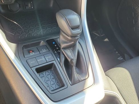 Used 2019 Toyota RAV4 LE FWD image 30