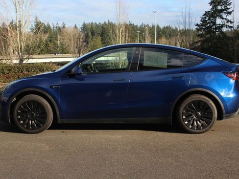 Used 2022 Tesla Model Y Long Range image 8