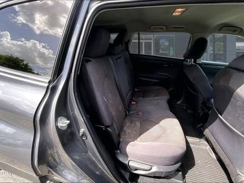 Used 2023 Toyota Highlander L FWD image 23