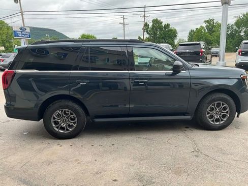 Used 2025 Ford Expedition Active RWD image 3