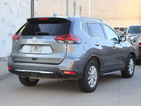 Used 2019 Nissan Rogue SV image 3