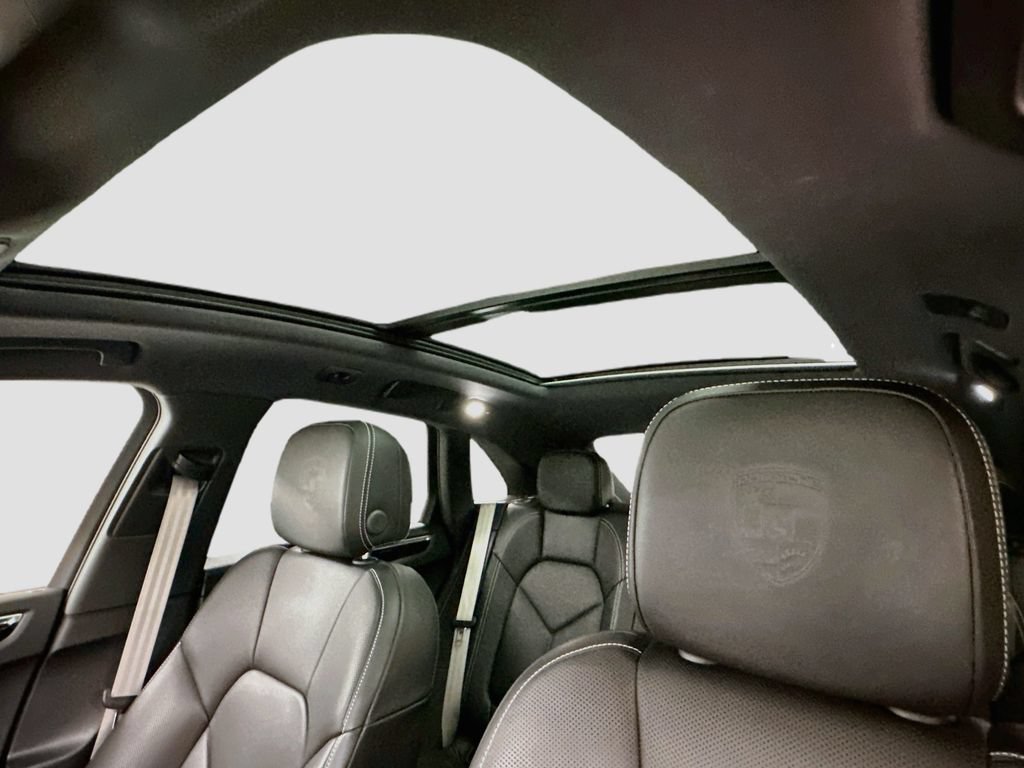 Certified 2025 Porsche Macan AWD/4WD image 22