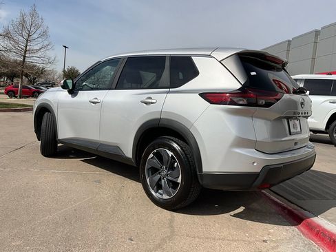 Used 2025 Nissan Rogue SV image 8