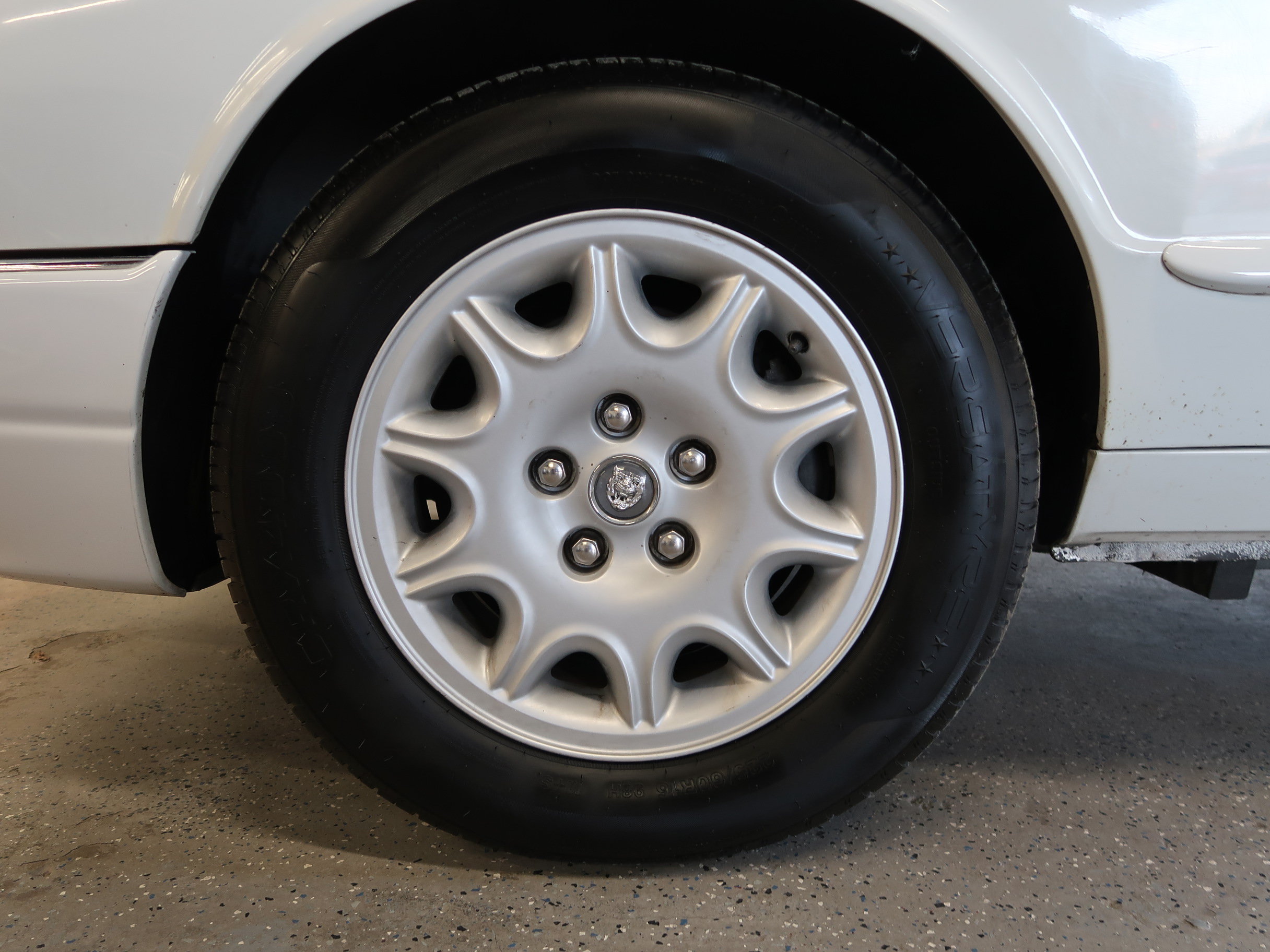Used 1999 Jaguar XJ8 RWD image 40