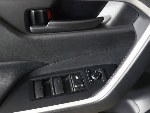 Used 2021 Toyota RAV4 LE AWD/4WD image 29