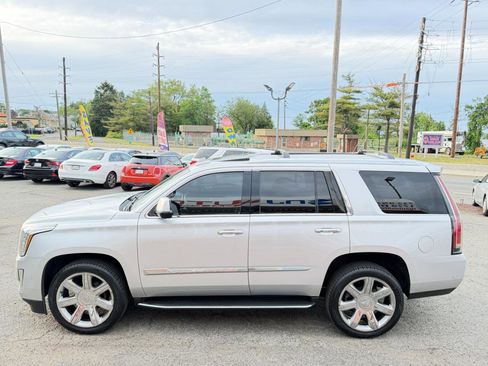 Used 2017 Cadillac Escalade Luxury AWD/4WD image 7