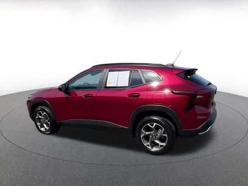 Used 2025 Chevrolet Trax LT FWD image 8