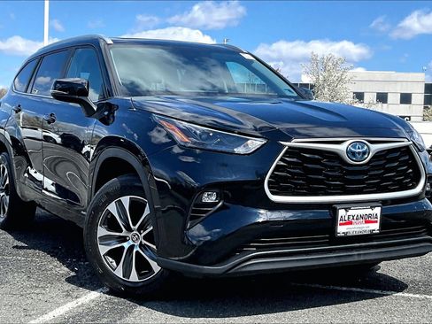 Used 2023 Toyota Highlander XLE image 2