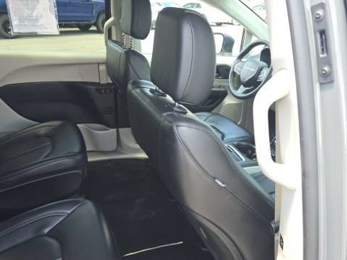 Used 2023 Chrysler Pacifica Touring-L FWD image 28