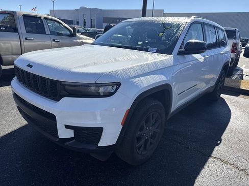 Used 2024 Jeep Grand Cherokee L Altitude image 3