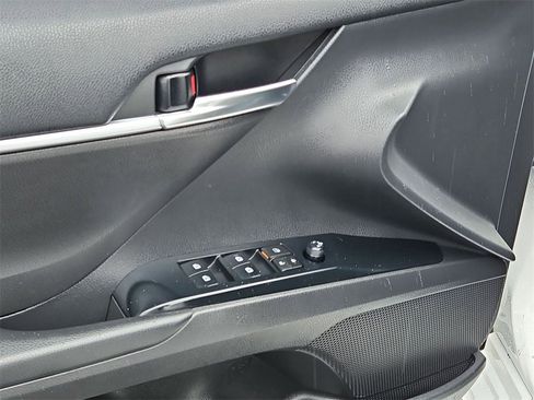 Used 2020 Toyota Camry SE image 11
