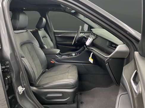 New 2026 Jeep Grand Cherokee Altitude AWD/4WD image 33