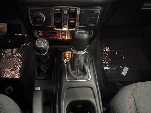 Used 2025 Jeep Wrangler Unlimited Rubicon w/ Technology Group image 11