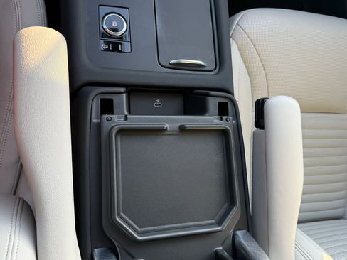 Used 2025 Land Rover Discovery S image 49