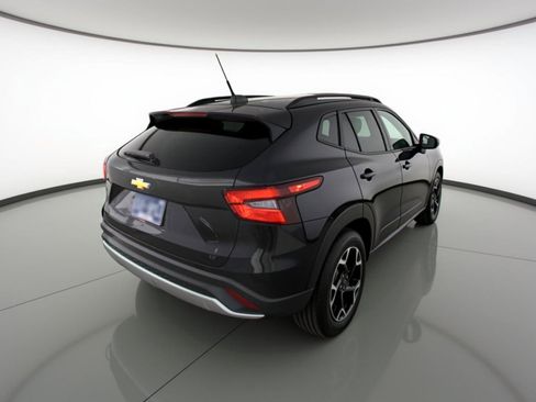 Used 2025 Chevrolet Trax LT FWD image 9